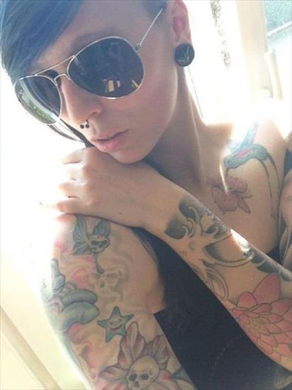 Piękne kobiety z tatuażem - hot_ladies_who_like_their_ink_06.jpg